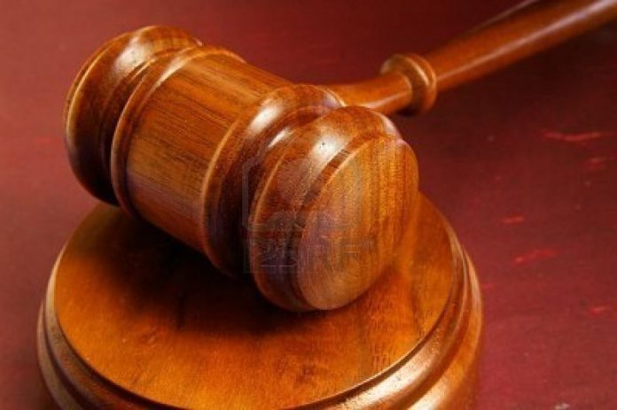 4637790-de-cerca-de-un-juez-del-tribunal-martillo-de-madera