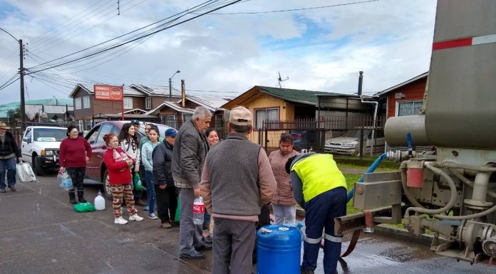 Un equipo del municipio de Lago Ranco se encuentra trasladando agua en camiones aljibe, la cual es distribuida a los vecinos en puntos específicos de Osorno
