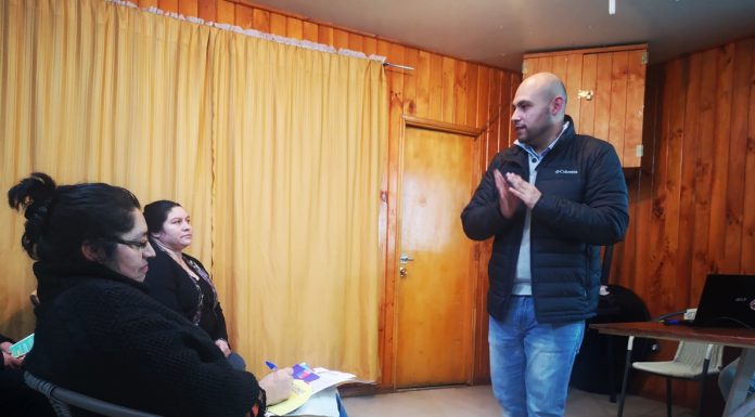 El gobernador Pérez de Arce resolvió las dudas de vecinos de población Los Lagos, en La Unión