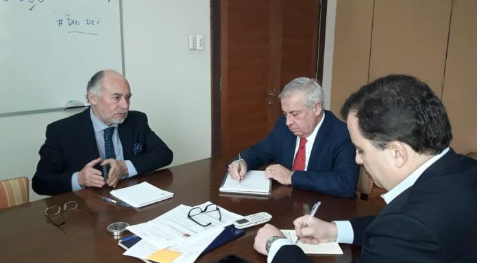 El diputado Flores se había reunido anteriormente con el exministro Santelices. En reunión con el actual ministro Mañalich, obtuvo el compromiso del representante de la cartera de Salud
