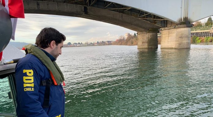 La BIDEMA de la PDI de Valdivia y la Armada de Chile tomaron muestras en el lugar para determinar la sustancia contaminante