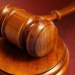 4637790-de-cerca-de-un-juez-del-tribunal-martillo-de-madera