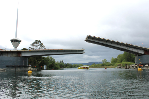 27983730-versiones-cruzadas-con-respecto-a-su-real-estado-se-generan-sobre-el-puente-cau-cau-_02910 (1)