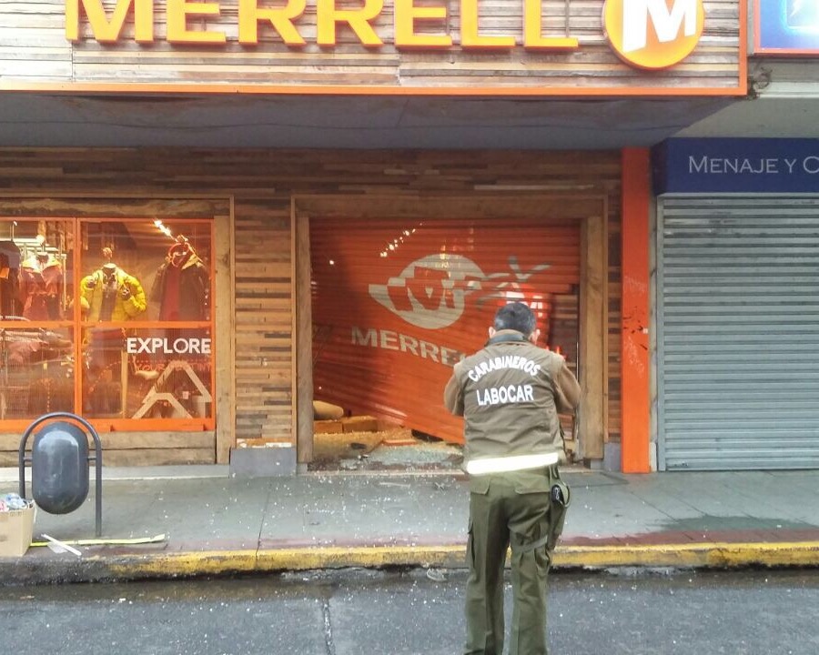 Carabineros detuvo a tres sujetos que robaron tienda Merrell de