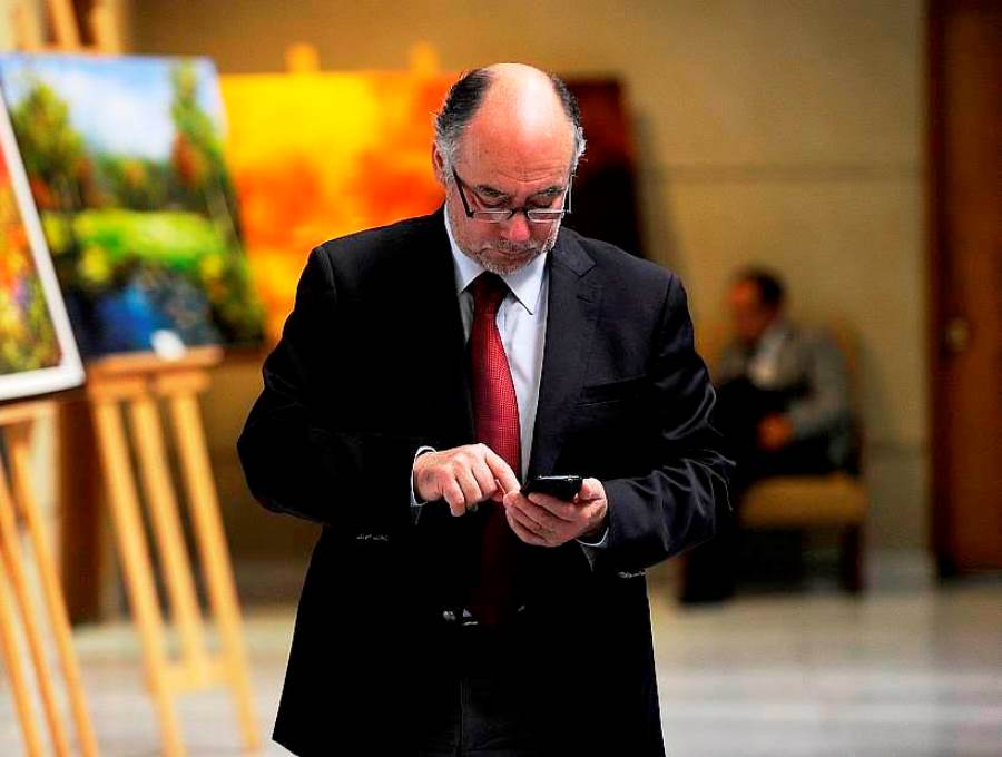 Diputado Iván Flores se excusó ante polémico tuit contra ...