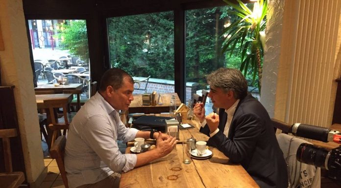 El ex presidente de Ecuador, Rafael Correa, fue uno de los entrevistados durante la filmación del documental. Actualmente, el ex mandatario cumple funciones académicas en Bélgica