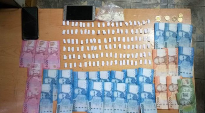 A los detenidos se les incautó dinero en efectivo, envoltorios de cocaína, la misma sustancia a granel, y dos celulares