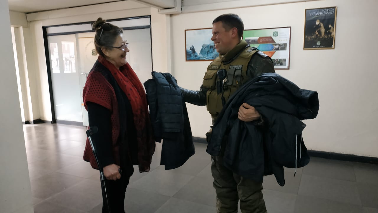 Carabineros detuvo a dos sujetos por robar objetos de un vehículo