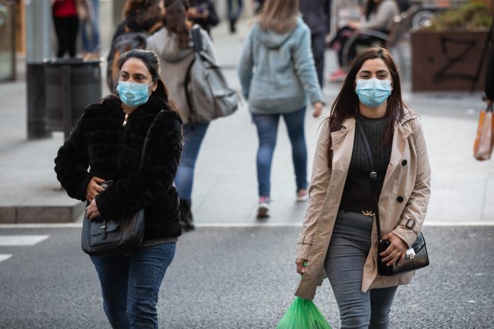 europapress-2676576-personas-con-mascarilla-en-barcelona-por-el-brote-de-coronavirus
