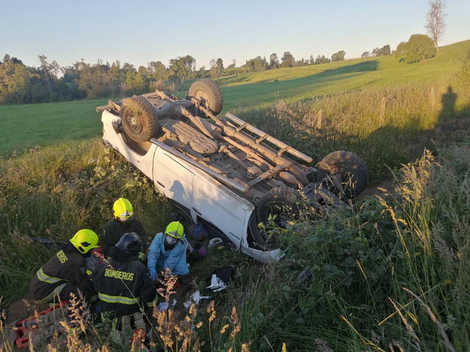 Una persona murió en el volcamiento de una camioneta en Río Bueno
