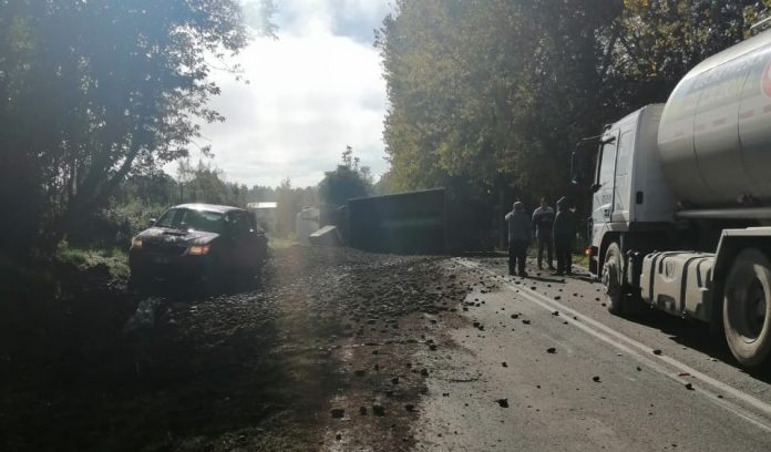 Volcamiento de camión en Vivanco