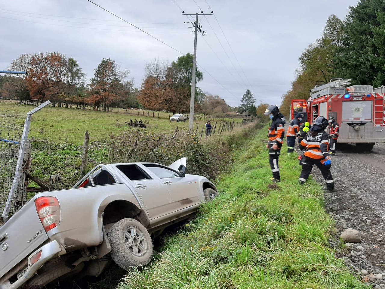 Río Bueno: Volcamiento de camioneta deja una persona lesionada en ...