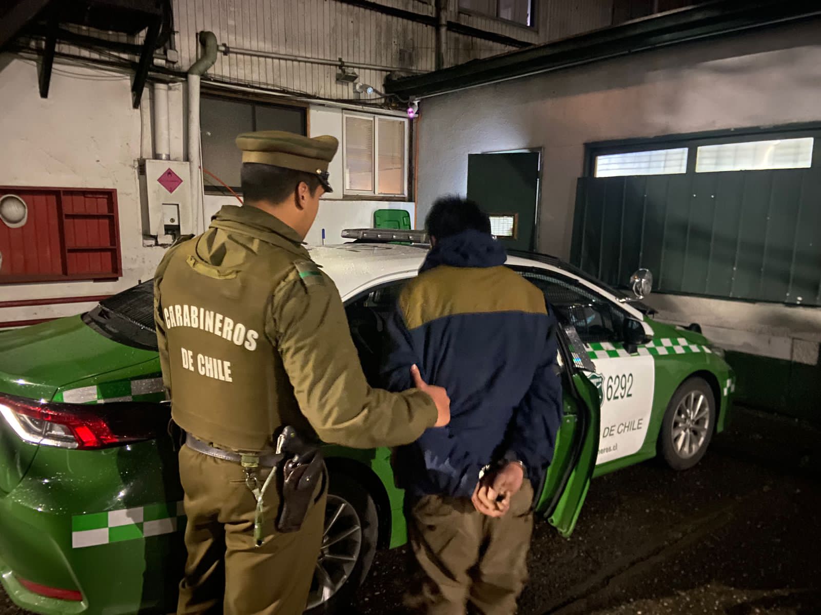 Carabineros detiene a pareja sorprendida robando en un local comercial ...