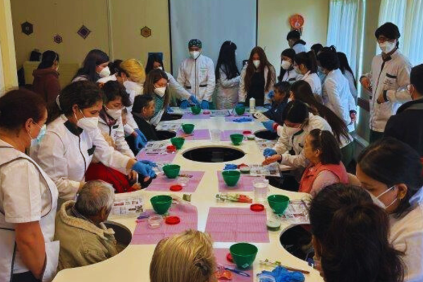 Estudiantes desarrollando actividad en Fundacio?n Las Rosas.