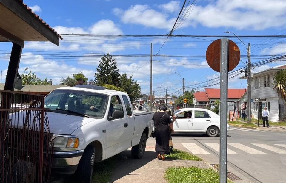 Conductor pierde el control de su vehículo y chocó cerco de una casa en ...