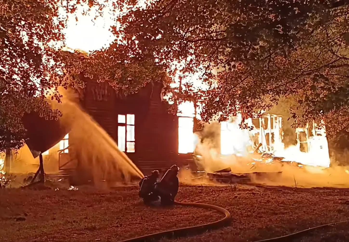Emblemática vivienda de Lanco queda reducida a cenizas tras voraz incendio