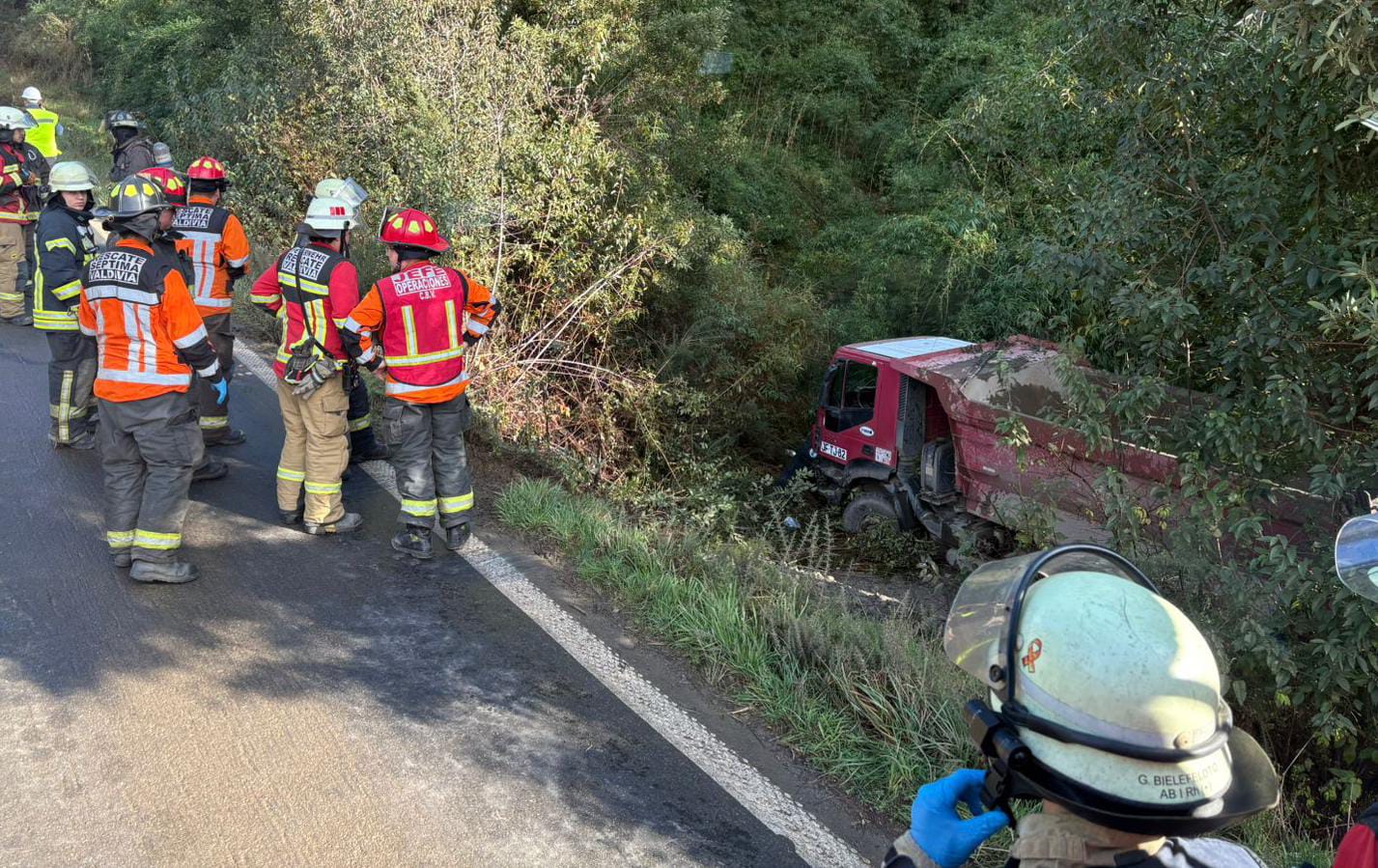 Valdivia: Volcamiento de camión tolva en ruta 206 deja una persona ...