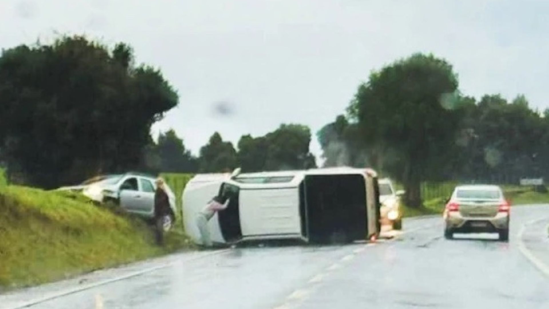 Colisión en Osorno deja un lesionado y un vehículo volcado en la Ruta U-16
