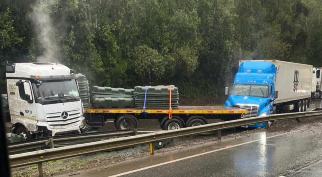 Choque entre dos camiones de carga deja un lesionado en la Ruta 5 Sur ...