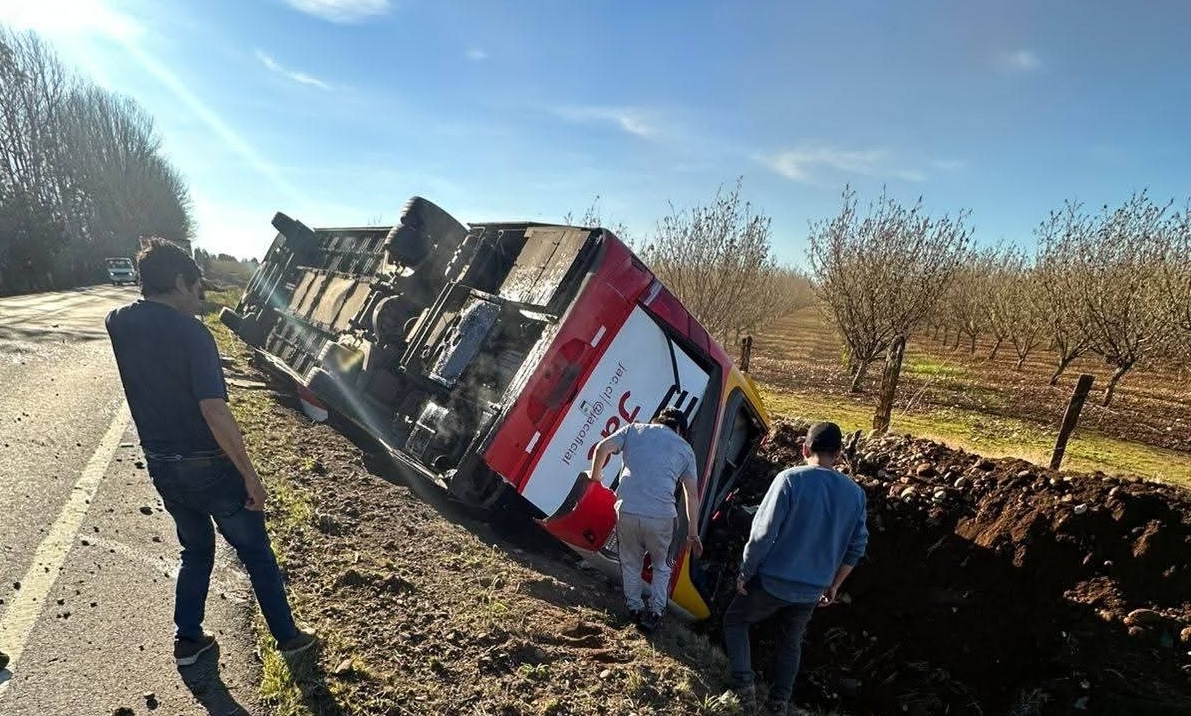Una persona fallecida y más de 35 lesionados deja volcamiento de bus en ...