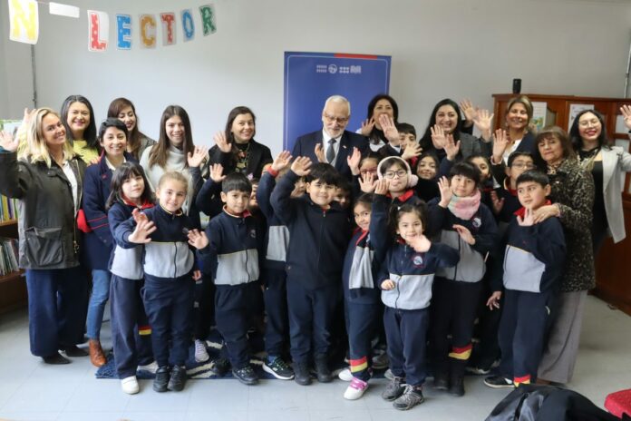 Autoridades regionales, docentes y estudiantes de segundo básico de la Escuela Alemania de Valdivia saludan durante el lanzamiento del programa Chile Aprende y Avanza.