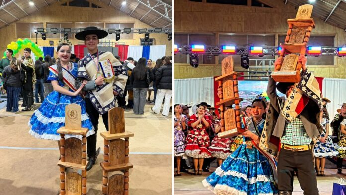 Alexia Fernández y Joaquín Huala, del conjunto Surcamares, posan y celebran con sus trofeos de vicecampeones nacionales de cueca juvenil en Dalcahue.