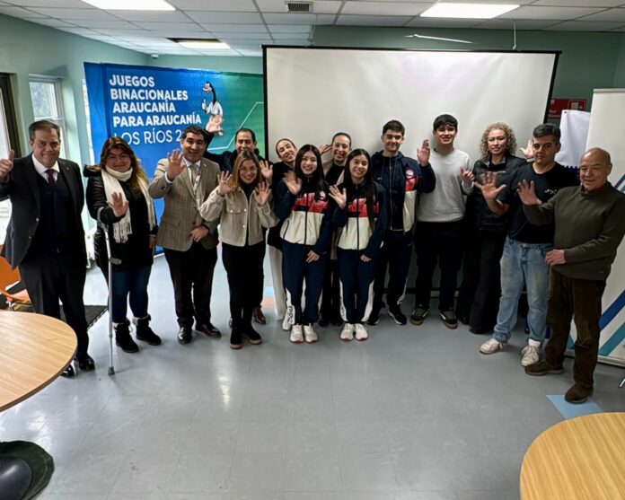 Deportistas, autoridades y entrenadores del programa Promesas Chile en la reunión de bienvenida en la Región de Los Ríos.
