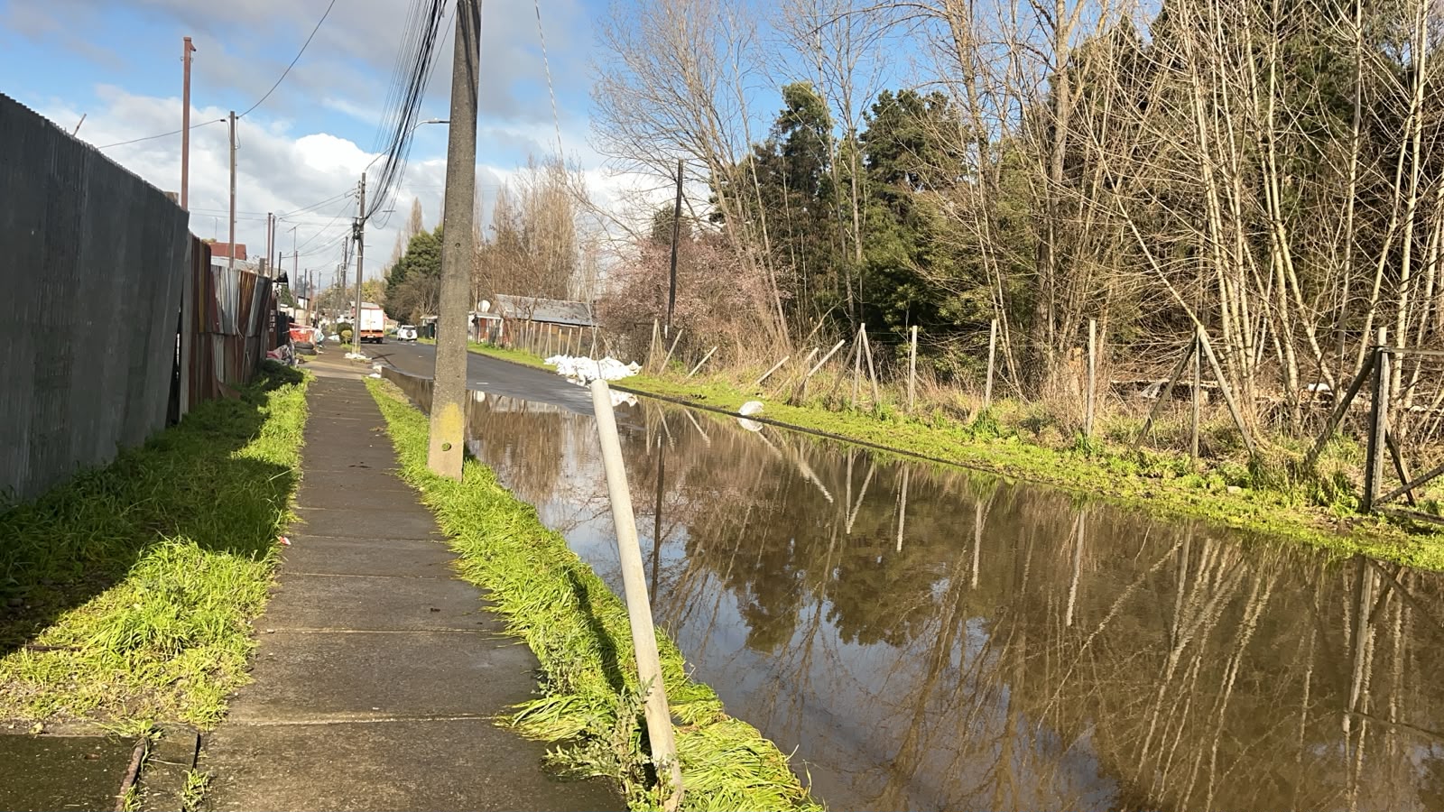 Agua acumulada al costado de la calzada en La Unión