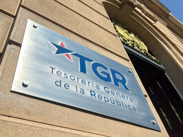 Placa con el logo de la Tesorería General de la República en el frontis de su edificio